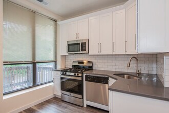 2336 N Clark St, Unit 2 in Chicago, IL - Building Photo - Building Photo