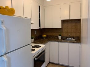 1300 De La Cote-Vertu Boul in St. Laurent, QC - Foto de edificio - Building Photo