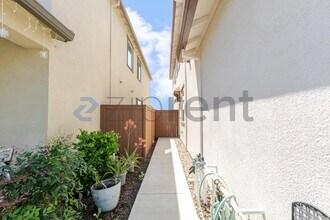 6193 Oberlander Dr in Roseville, CA - Building Photo - Building Photo