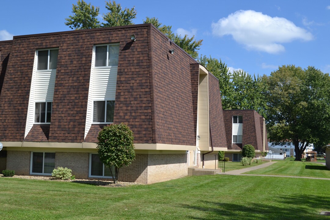 Penn Grove and Colony Apartments in Grove City, PA - Building Photo