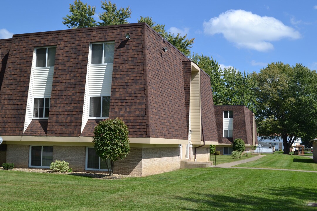 Penn Grove and Colony Apartments in Grove City, PA - Foto de edificio