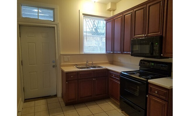 2201 Kemper Ln in Cincinnati, OH - Building Photo - Building Photo