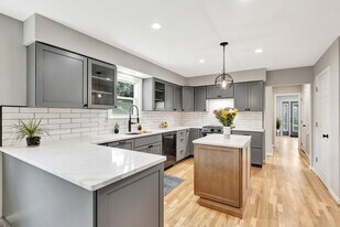 6624 Hitchingpost Ln in Cincinnati, OH - Building Photo