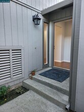 11 Range Ct in Hercules, CA - Building Photo - Building Photo