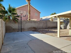 5921 Royal Castle Ln in Las Vegas, NV - Building Photo - Building Photo