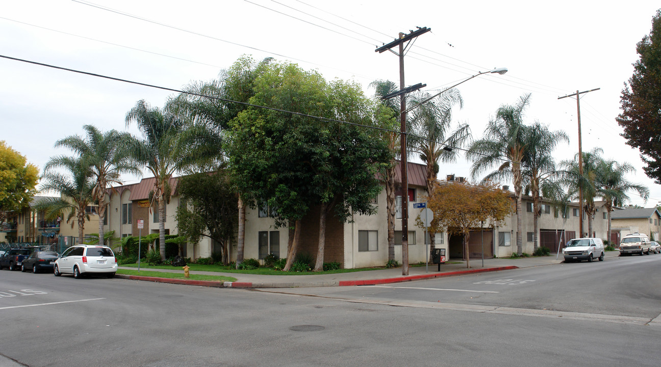 Cedros Apartments in Panorama City, CA - Foto de edificio