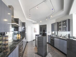 2000 Island Blvd in North Miami Beach, FL - Building Photo - Building Photo