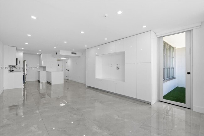 4101 Pine Tree Dr in Miami Beach, FL - Building Photo - Building Photo