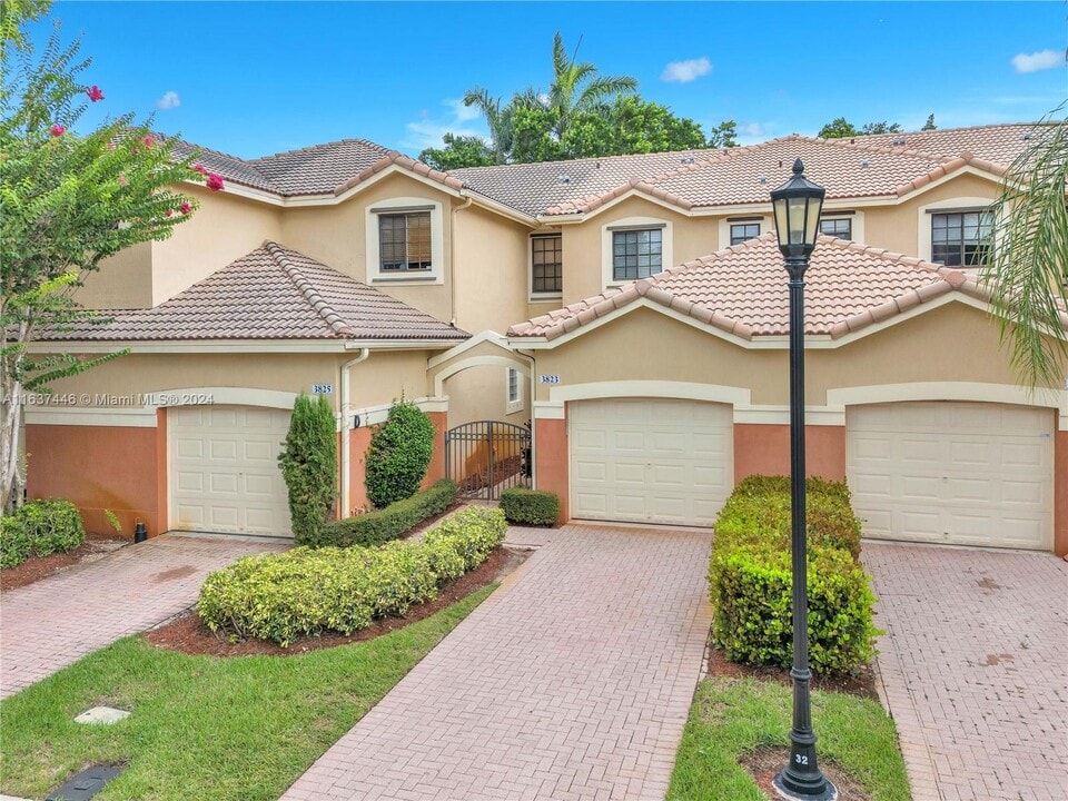 3823 Tree Top Dr in Weston, FL - Foto de edificio