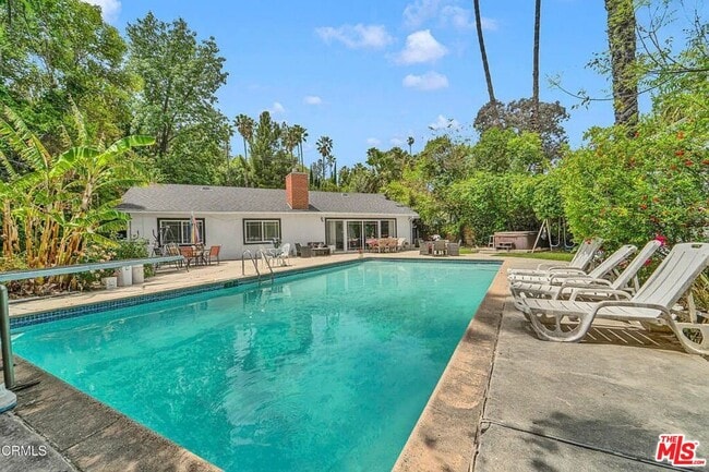 5604 Valley Circle Blvd in Los Angeles, CA - Building Photo - Building Photo