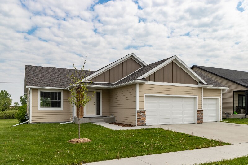 2244 Petersen Dr NW in Stewartville, MN - Building Photo