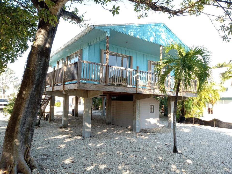 201 Cutthroat Dr in Cudjoe Key, FL - Building Photo