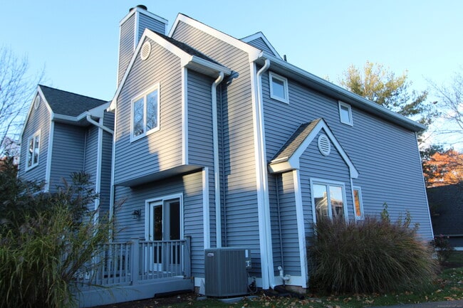 44 Rosemary Ln in Newington, CT - Building Photo - Building Photo