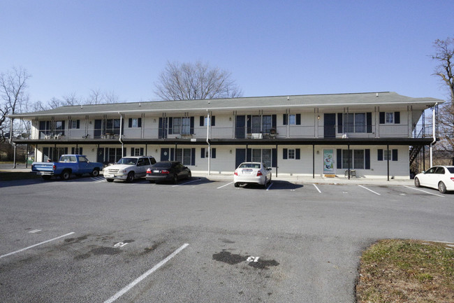 Suncrest Apartments in Martinsburg, WV - Building Photo - Building Photo