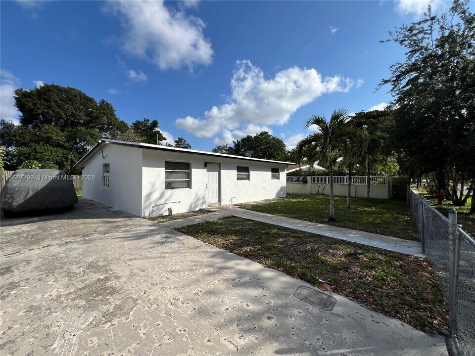 1615 NW 16th St in Fort Lauderdale, FL - Building Photo