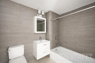 LUXURY 1 BED LOFT in Queens! in Queens, NY - Foto de edificio - Building Photo