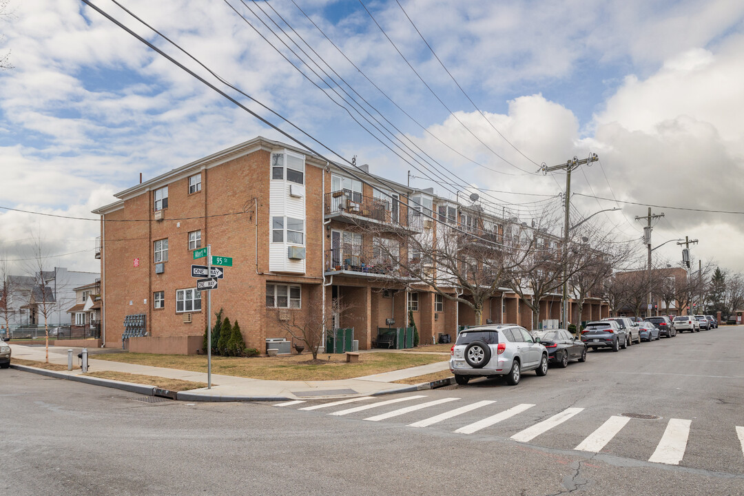 15001-/21 95th St in Jamaica, NY - Building Photo