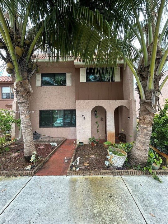 29 Madrid Ln, Unit # 8-9 in Davie, FL - Foto de edificio