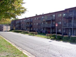 Oakbrook Gardens in St. Louis, MO - Building Photo - Building Photo