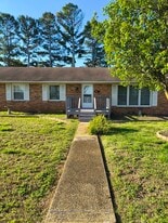 1202 Rickwood Rd in Florence, AL - Building Photo