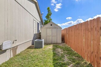 5903 Kevin Kelly Plz in Austin, TX - Foto de edificio - Building Photo