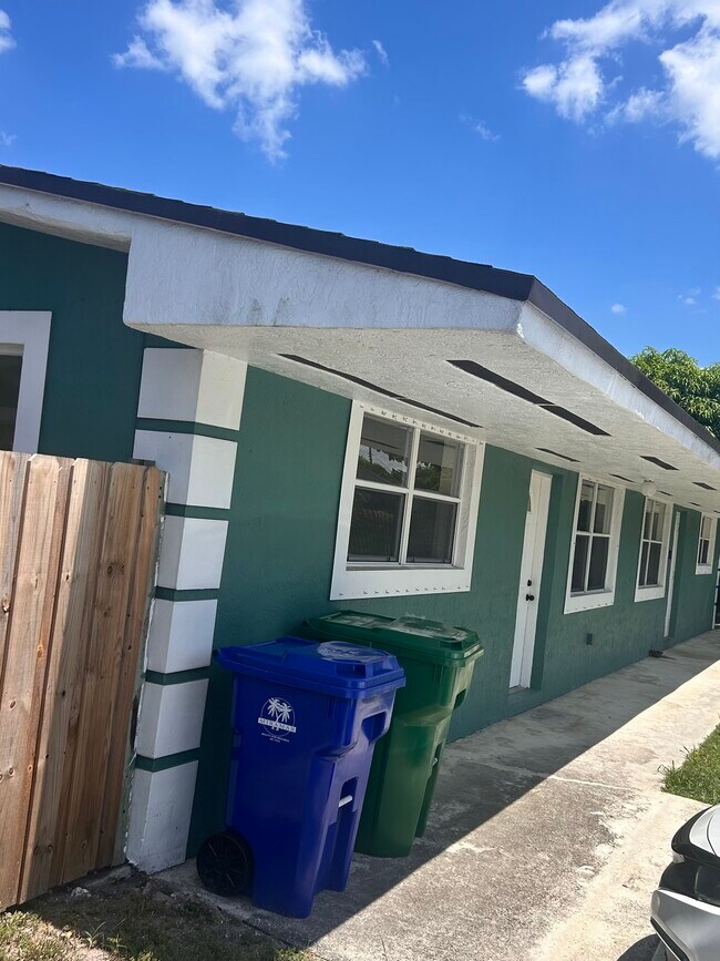 1901 SW 97th Ter in Miramar, FL - Building Photo - Building Photo