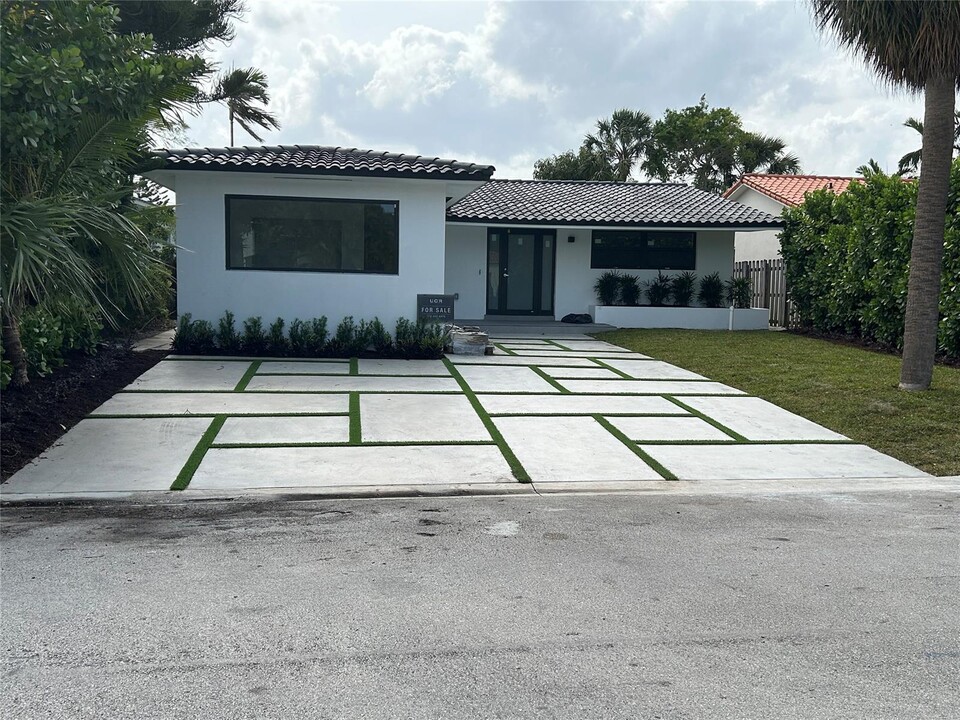 9232 Byron Ave in Surfside, FL - Building Photo