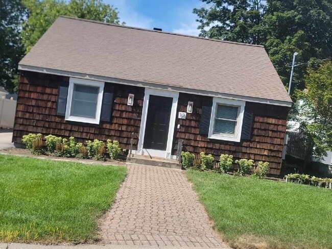 12 Taylor St in Nashua, NH - Building Photo - Building Photo