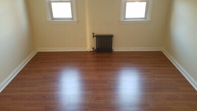 8 Charlton Ave in Piscataway, NJ - Foto de edificio - Building Photo