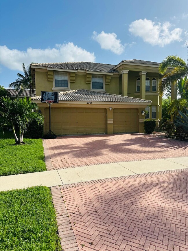 property at 2261 Ridgewood Cir