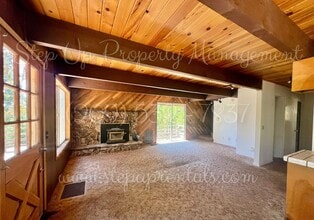21202 Placer Ave in Mi Wuk Village, CA - Foto de edificio - Building Photo