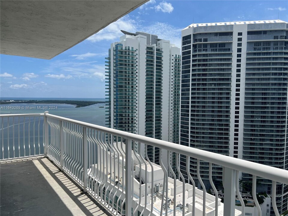 1200 Brickell Bay Dr, Unit 3823 in Miami, FL - Foto de edificio