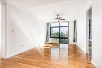 48-21 5th St, Unit 4M in Queens, NY - Foto de edificio - Building Photo