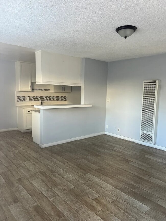 9318 Victoria Ave in South Gate, CA - Foto de edificio - Building Photo