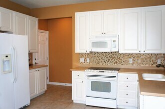 1056 Pinewood Lake Ct in Greenacres, FL - Building Photo - Building Photo