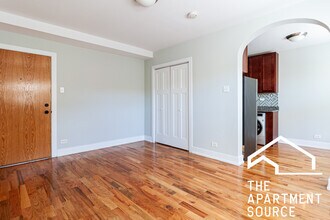 555 W Arlington Pl, Unit 209 in Chicago, IL - Foto de edificio - Building Photo