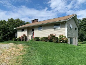 860 Hunns Lake Rd in Stanfordville, NY - Building Photo - Building Photo