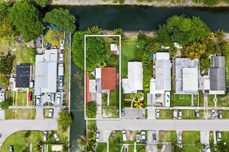 7245 S Waterway Dr in Miami, FL - Building Photo - Building Photo