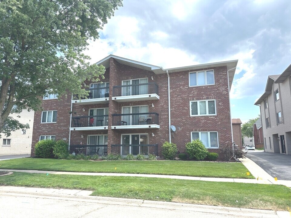 9529 Minnick Ave in Oak Lawn, IL - Building Photo