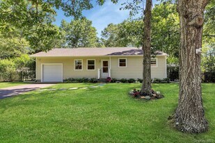 38 Woodridge Rd in Hampton Bays, NY - Building Photo