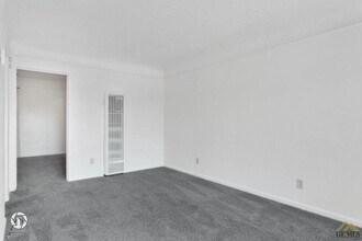 1620 Terrace Wy in Bakersfield, CA - Building Photo - Building Photo