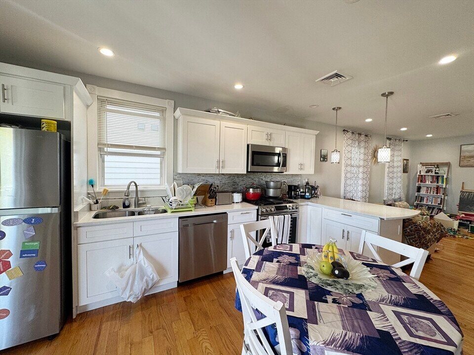 59 Saratoga St in Boston, MA - Building Photo