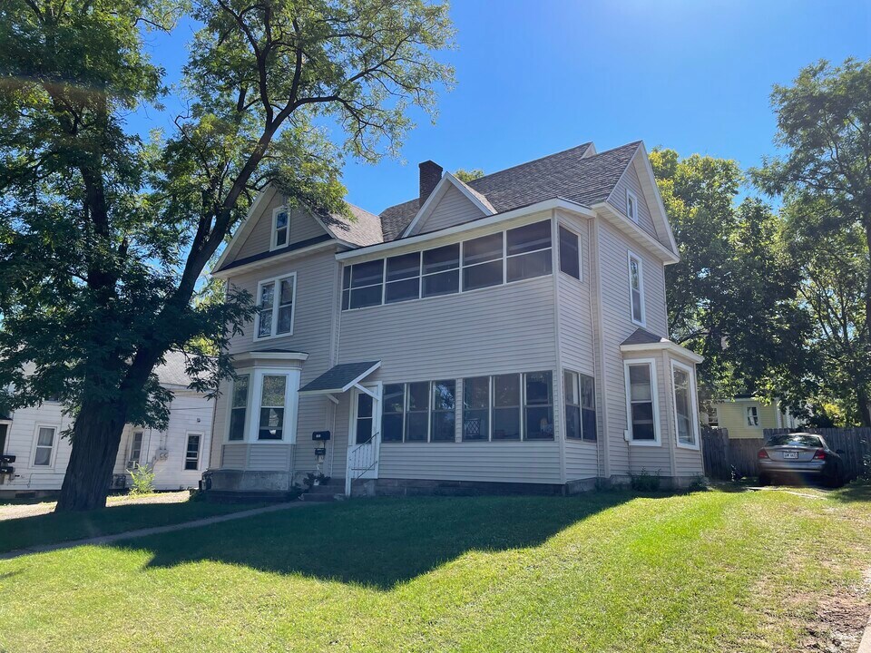 1023 E Grand Ave, Unit 1023 in Eau Claire, WI - Foto de edificio