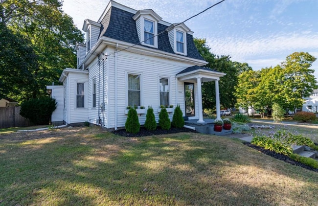 1104 Pleasant St