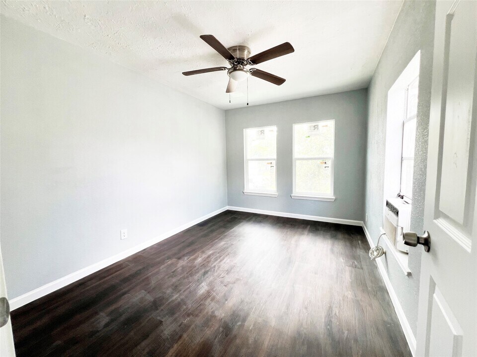 103 Cosmos St in Houston, TX - Building Photo