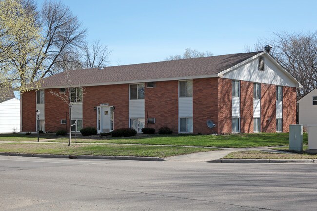 Colonial Apartments in Hutchinson, MN - Foto de edificio - Building Photo