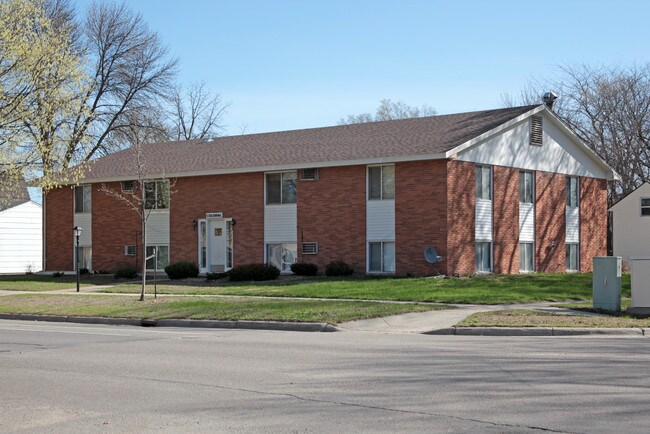 Colonial Apartments in Hutchinson, MN - Building Photo - Building Photo