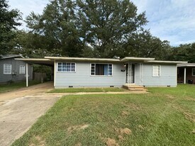 3030 Oak Forest Dr in Jackson, MS - Building Photo