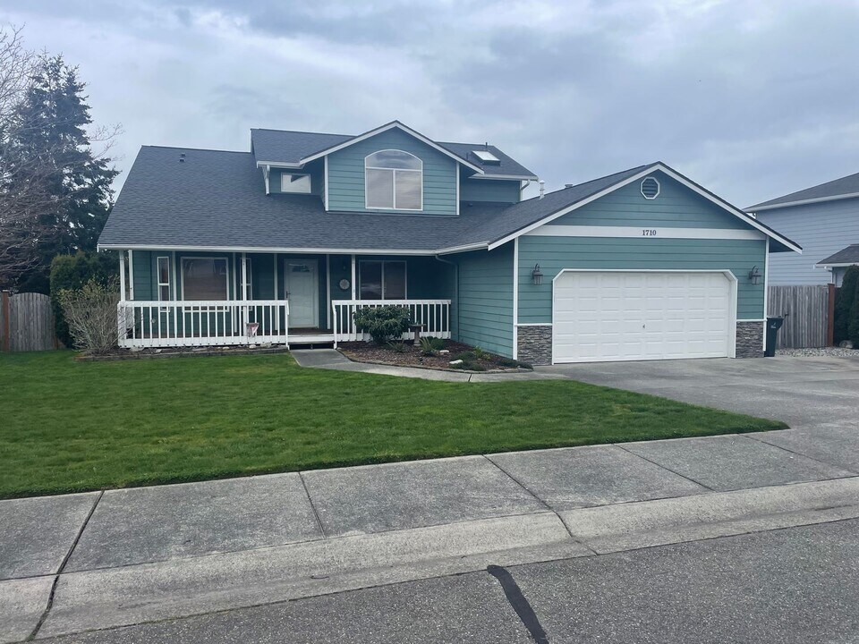 1710 SW 17th Ave in Oak Harbor, WA - Building Photo