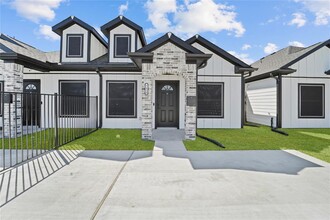 7830 Booker St in Houston, TX - Foto de edificio - Building Photo